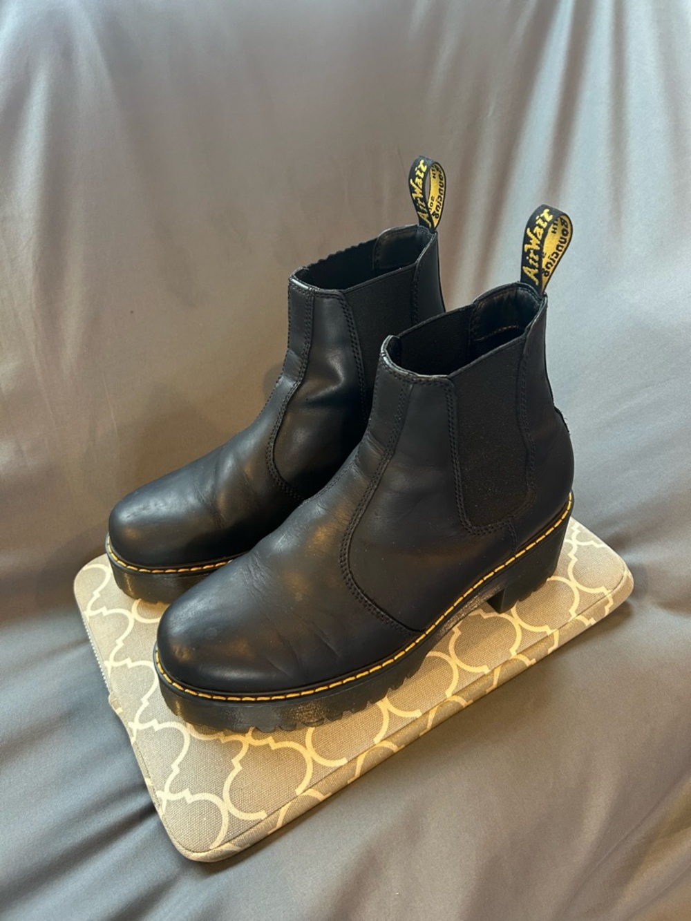Classic Dr. Martens Black Leather Chelsea Boots W Heel - Picture 2 of 11